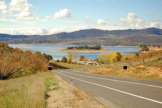 Wszystkie drogi prowadz do pomnika Strzeleckiego. Rwnie ta z Thredbo, sfotografowana tu przez Krzysztofa Maka. To jezioro, ktre wida, to Lake Jindabyne, nad brzegiem ktrego stoi pomnik.