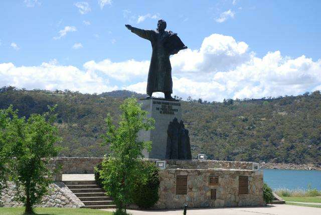 Tu wanie wida Jezioro Jindabyne, nad ktrym - w malowniczym parku - stoi pomnik Strzeleckiego.   