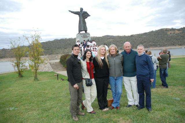 Pamitkowe zdjcie z kwietnia 2008. Od lewej Norbert i Monika Oksza Strzeleccy z Poznania, rodzina Leszka Strzeleckiego z Cooma oraz Andrzej Strzelecki z Adelaide.